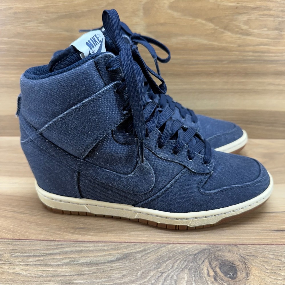 Nike Women's Navy Blue Sneakers